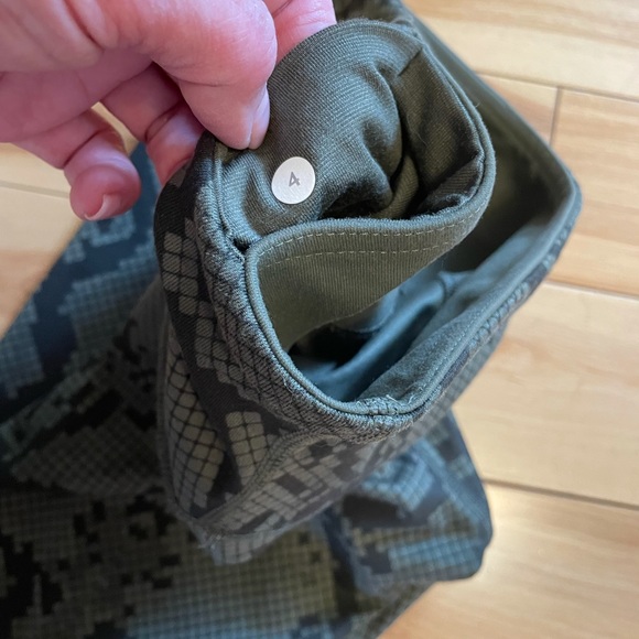 Lululemon crops size 4 - Picture 4 of 5